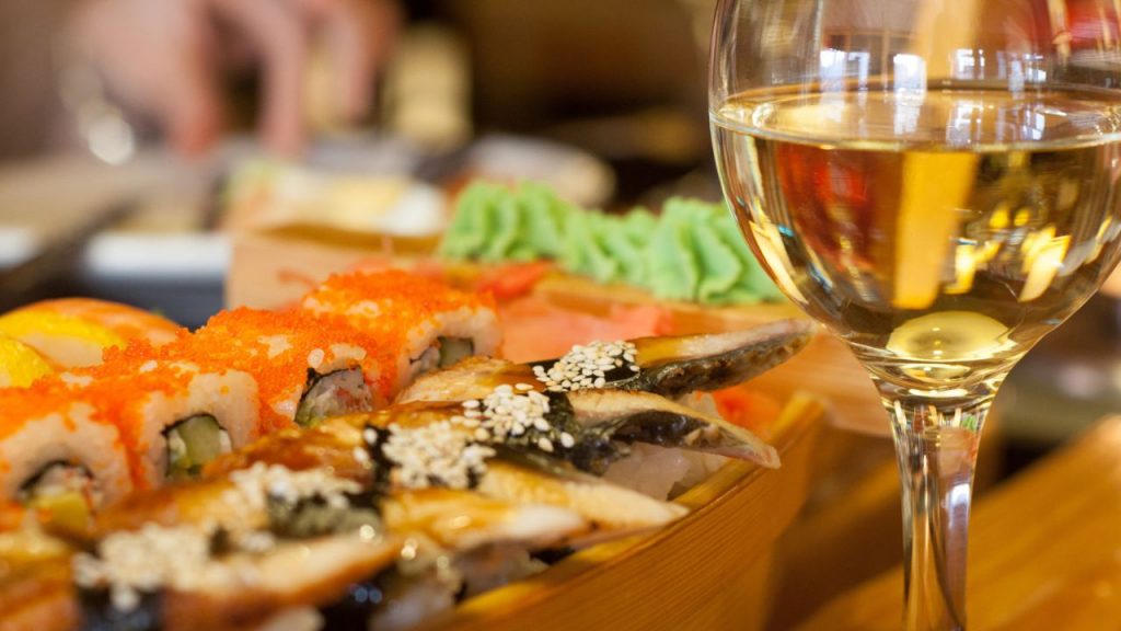 vin blanc et sushi